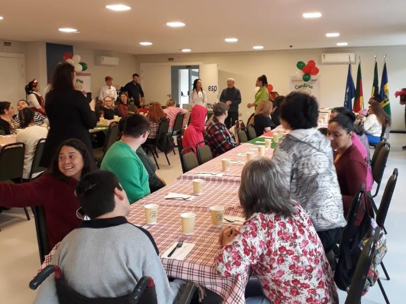 Cantina Pastasciutta oferece almoço para usuários da APAE Gramado